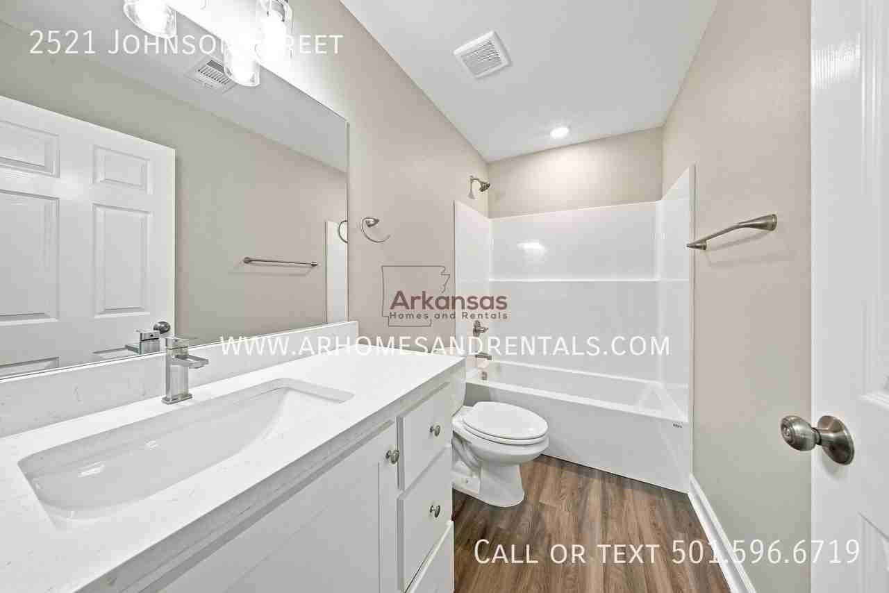 2521 Johnson St - Photo 6 of 14