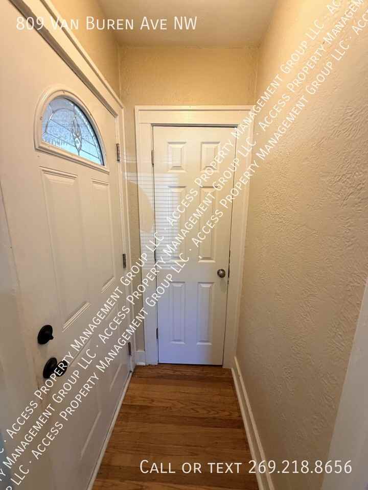 809 Van Buren Ave Nw - Photo 4 of 32