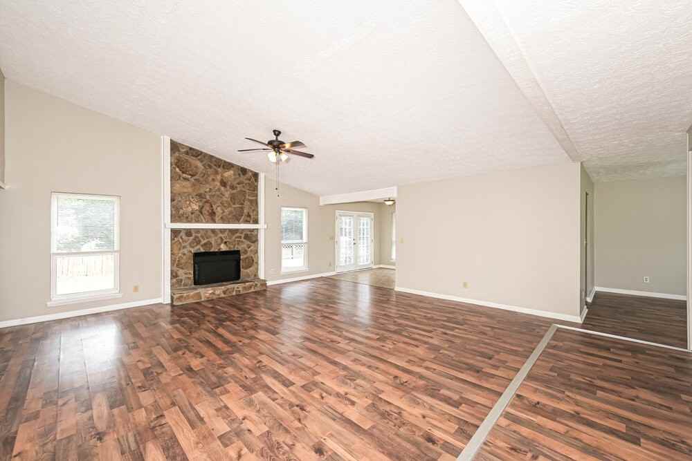 2468 Mistletoe Ln - Photo 3 of 16