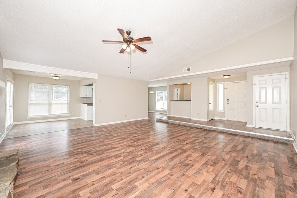2468 Mistletoe Ln - Photo 4 of 16