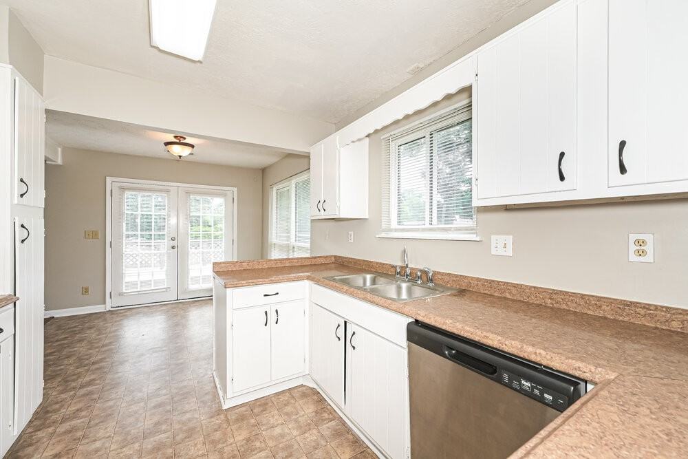2468 Mistletoe Ln - Photo 6 of 16