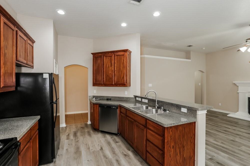 129 Oriole Dr - Photo 6 of 16