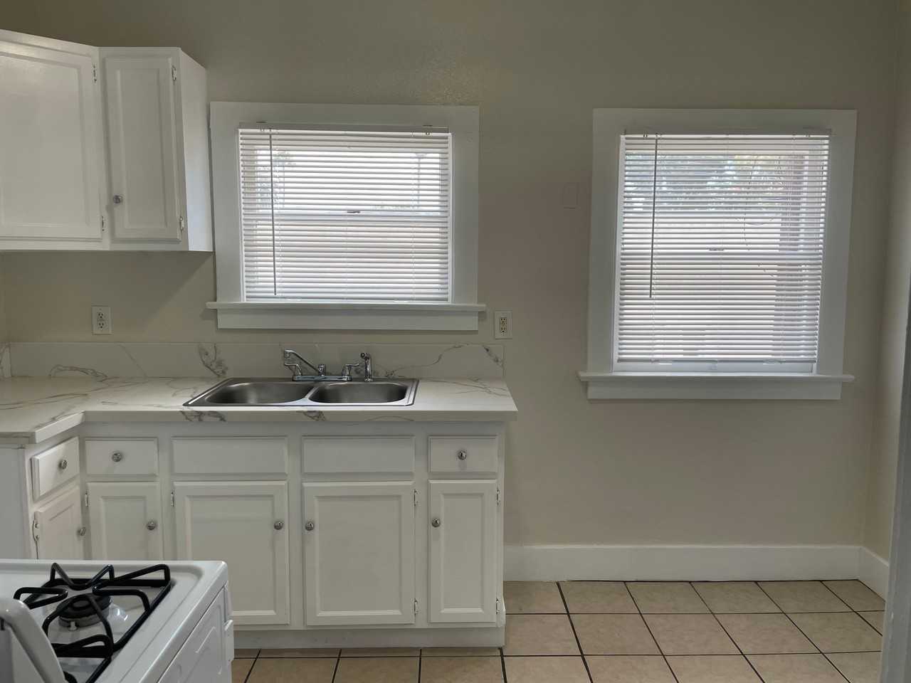 443 W 11th St - Photo 2 of 10