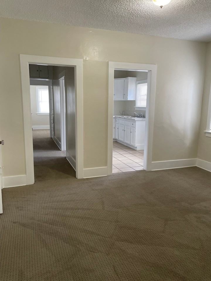443 W 11th St - Photo 3 of 10