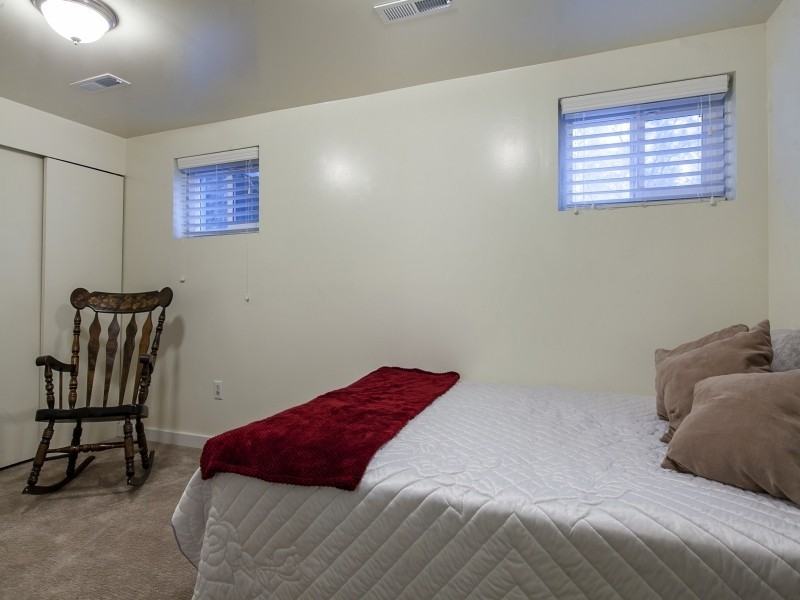 271 W Pioneer Cir - Photo 3 of 10