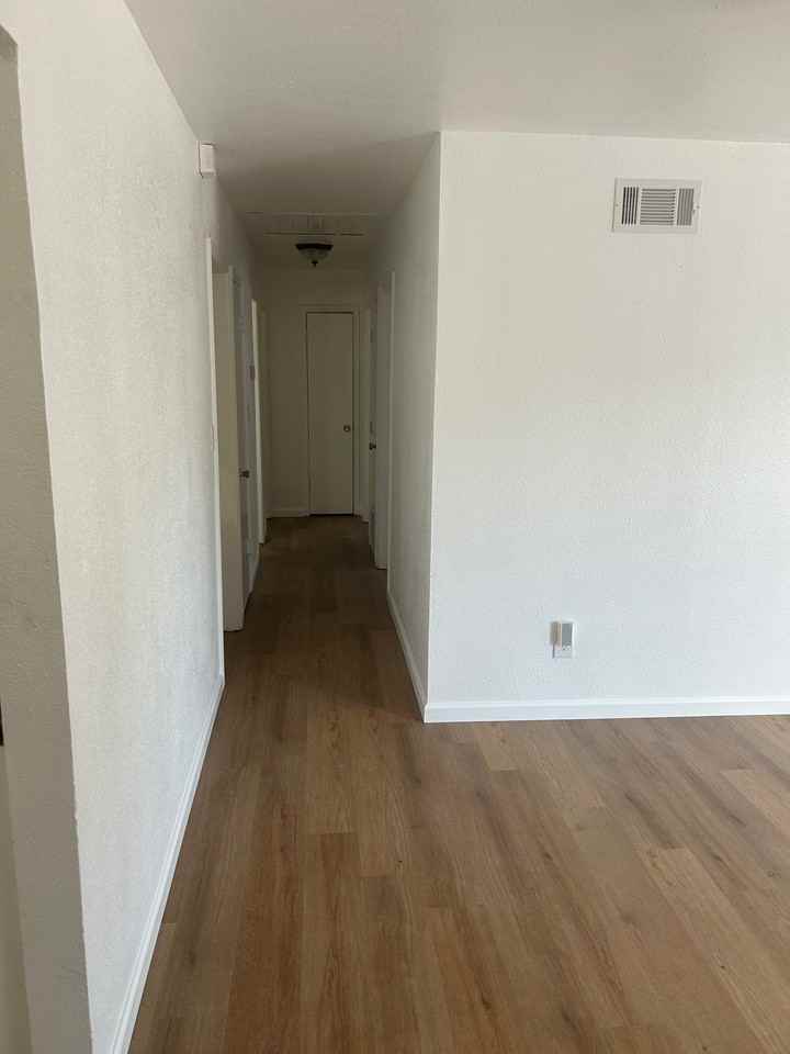 515 E 58th St N - Photo 4 of 17