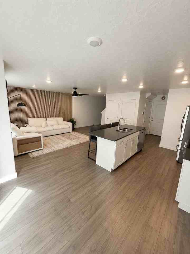 1073 E Jack Dr - Photo 2 of 32