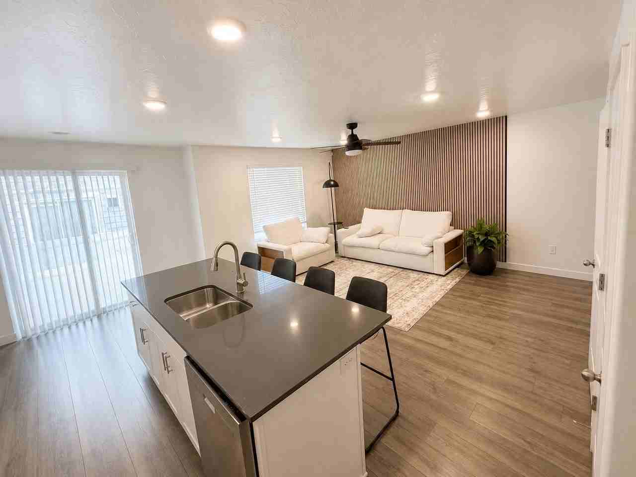 1073 E Jack Dr - Photo 4 of 32