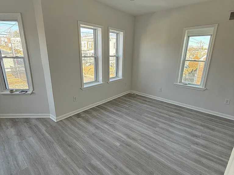 2412 Jessup St - Photo 6 of 10