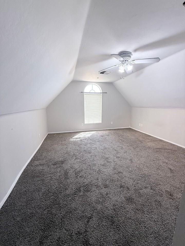 2428 N 101st Ave - Photo 2 of 12