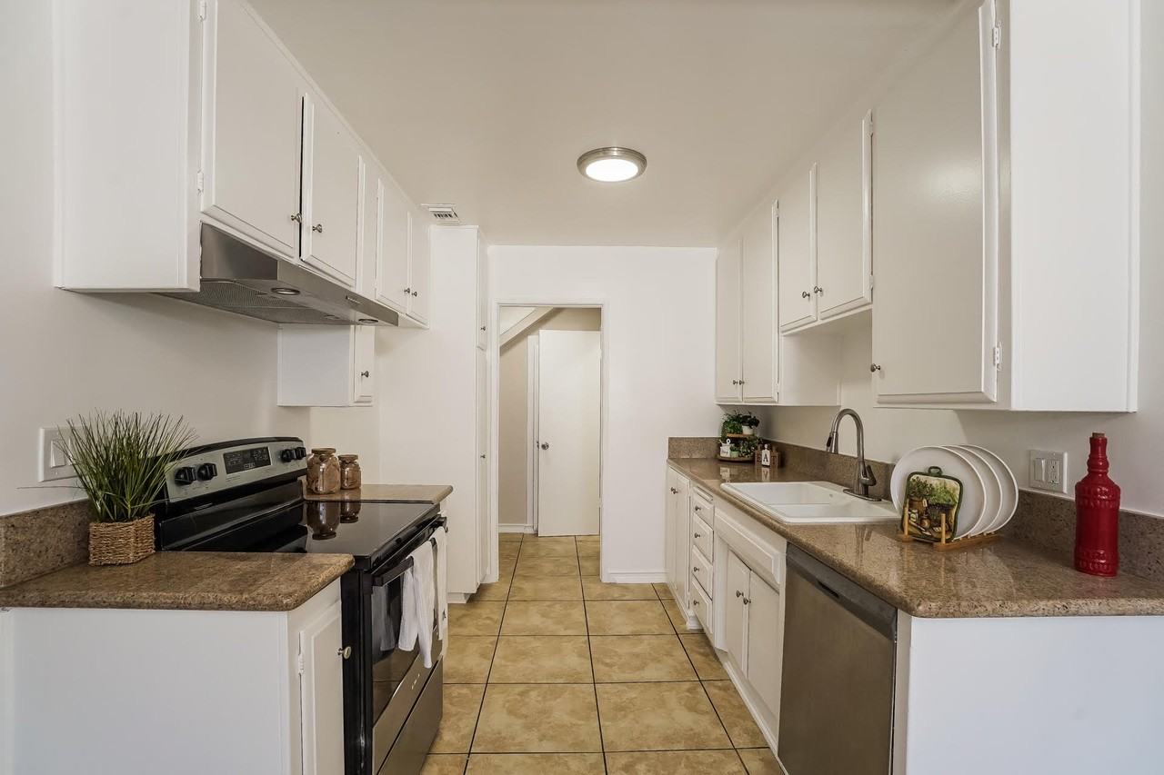 220 E Live Oak St #27 - Photo 3 of 10