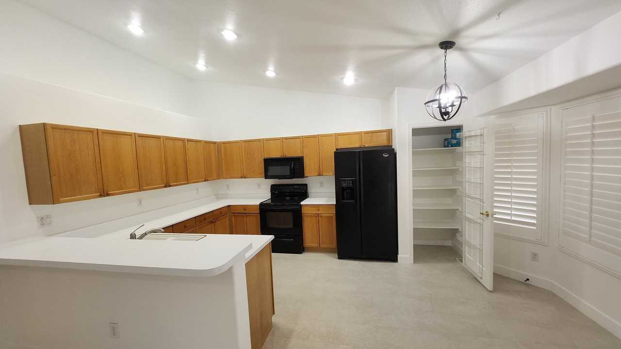 1410 E Bruce Ave - Photo 2 of 12