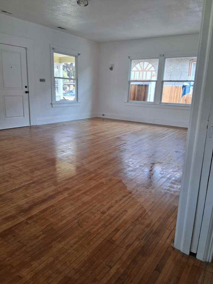 721 S Church St - Photo 3 of 5