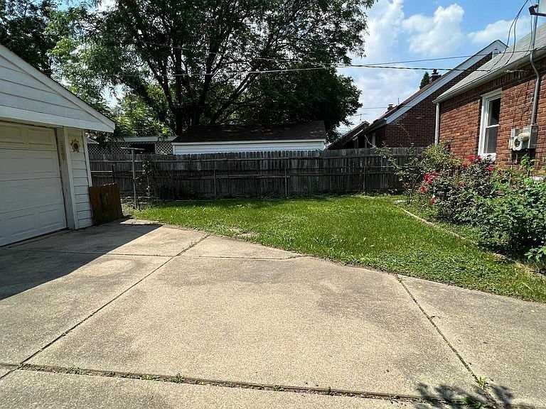 20292 Roscommon St - Photo 3 of 5