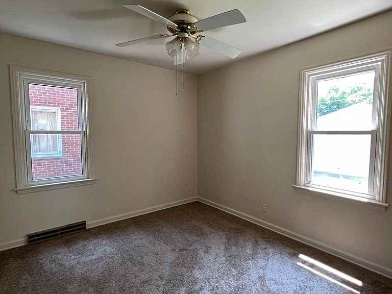 20292 Roscommon St - Photo 4 of 5