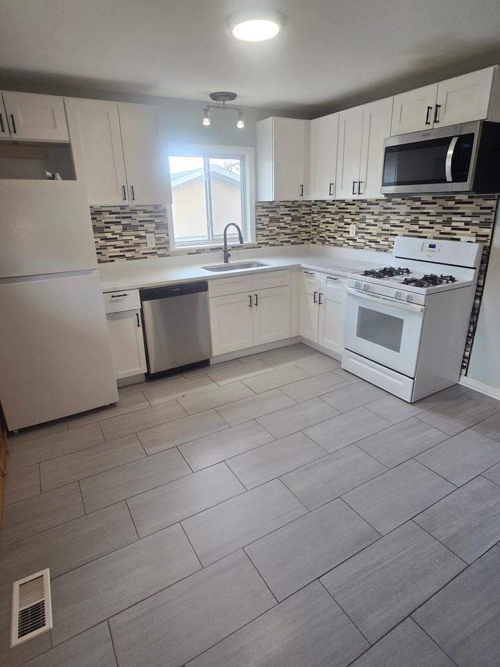 101 S Sycamore Ln - Photo 2 of 13