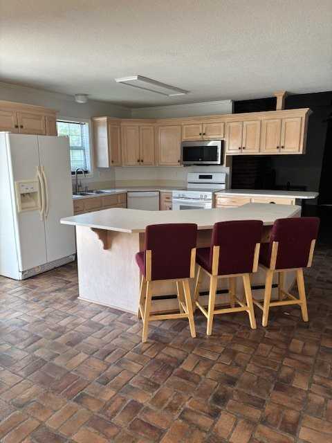 1051 Jeanne St - Photo 2 of 14
