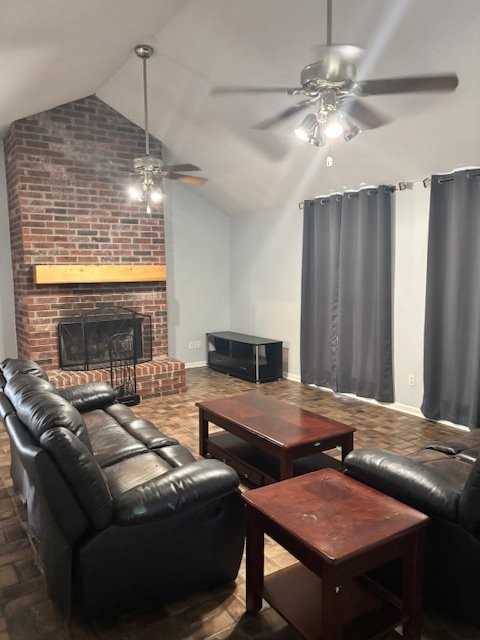 1051 Jeanne St - Photo 4 of 14