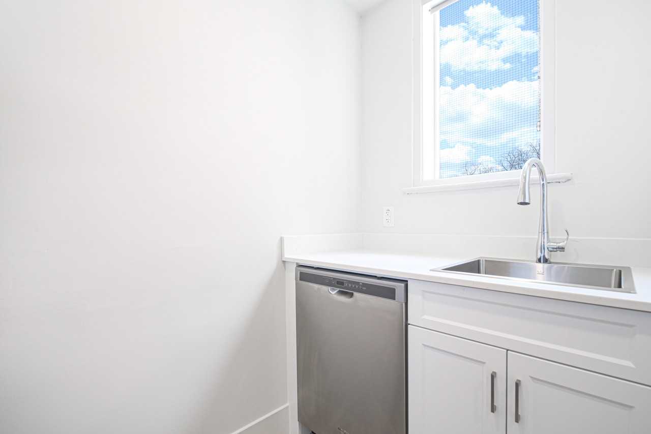 247 Young Street - Photo 6 of 24