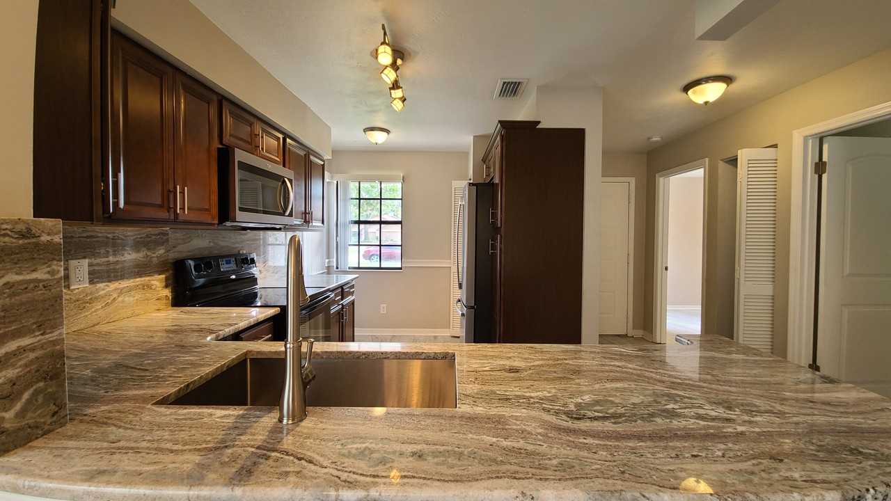 945 Stonybrook Cir #NA - Photo 4 of 32