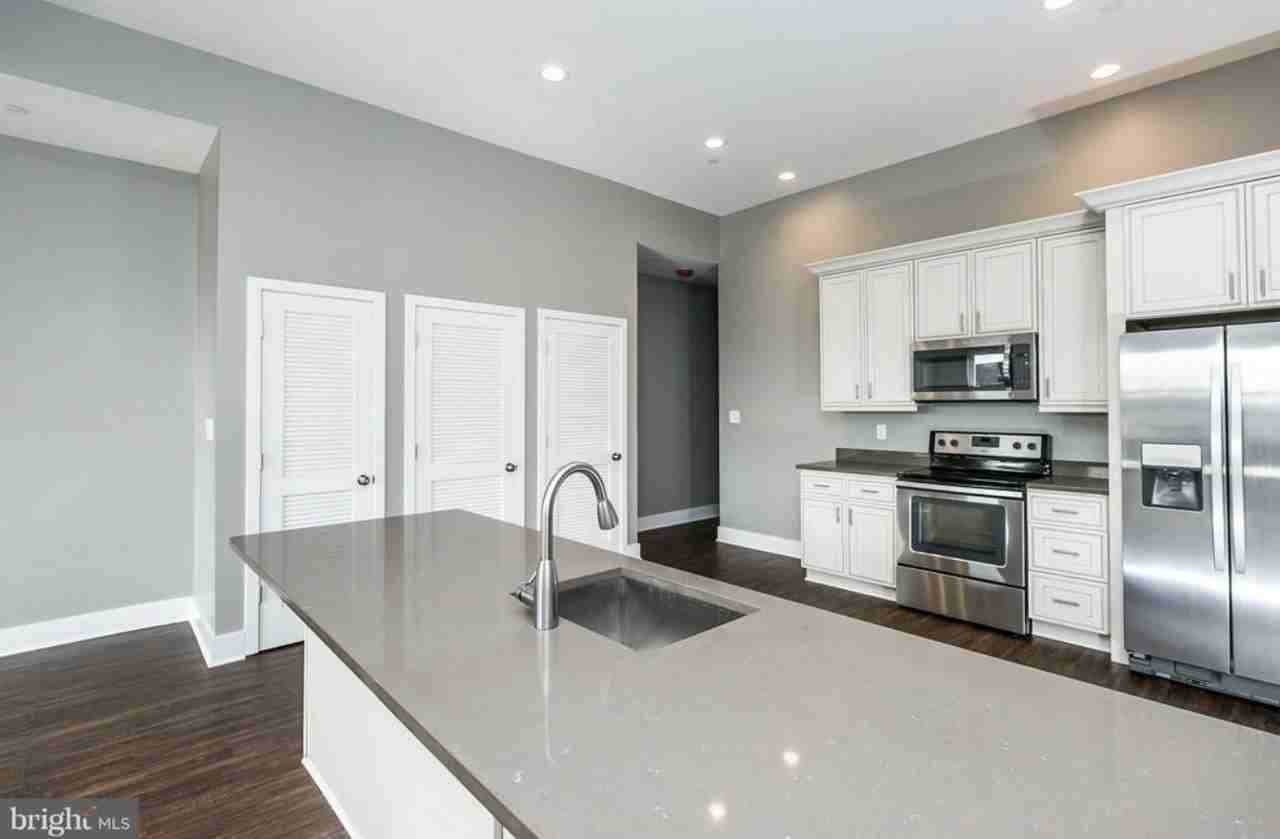 320 S Highland Ave #2 - Photo 4 of 15