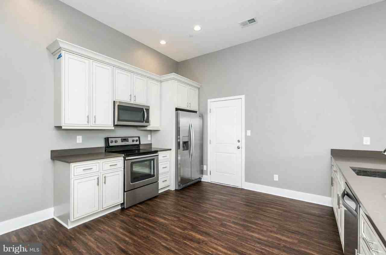 320 S Highland Ave #2 - Photo 5 of 15