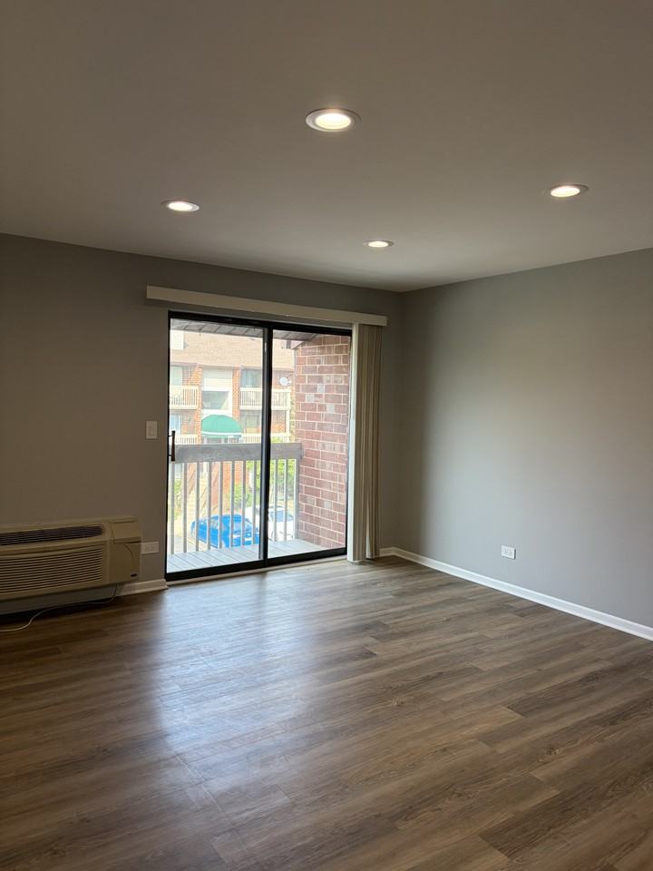 880 N Lakeside Dr #3C - Photo 2 of 11