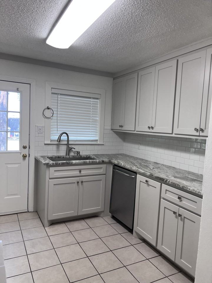 128 N 26th St #B - Photo 6 of 13