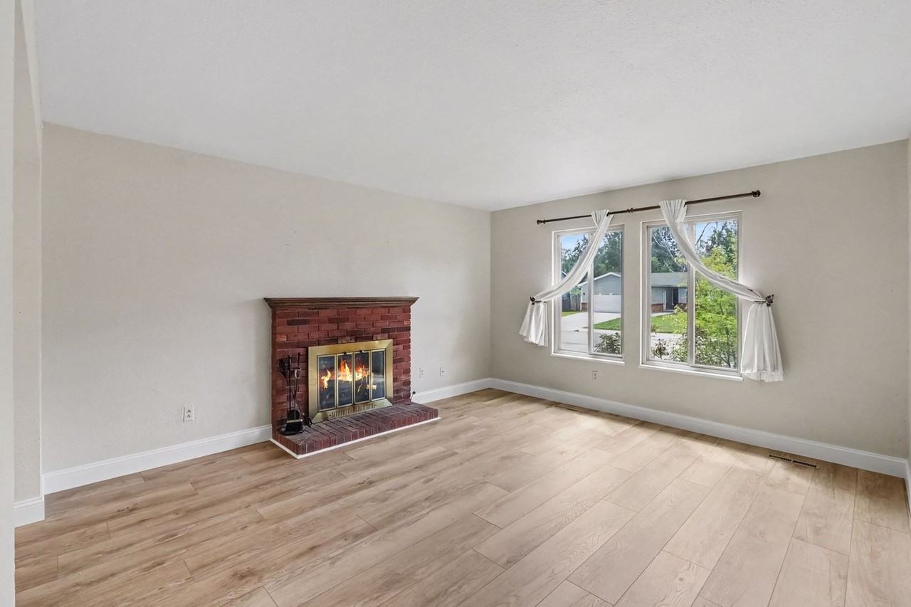 906 Mansfield Dr - Photo 2 of 20