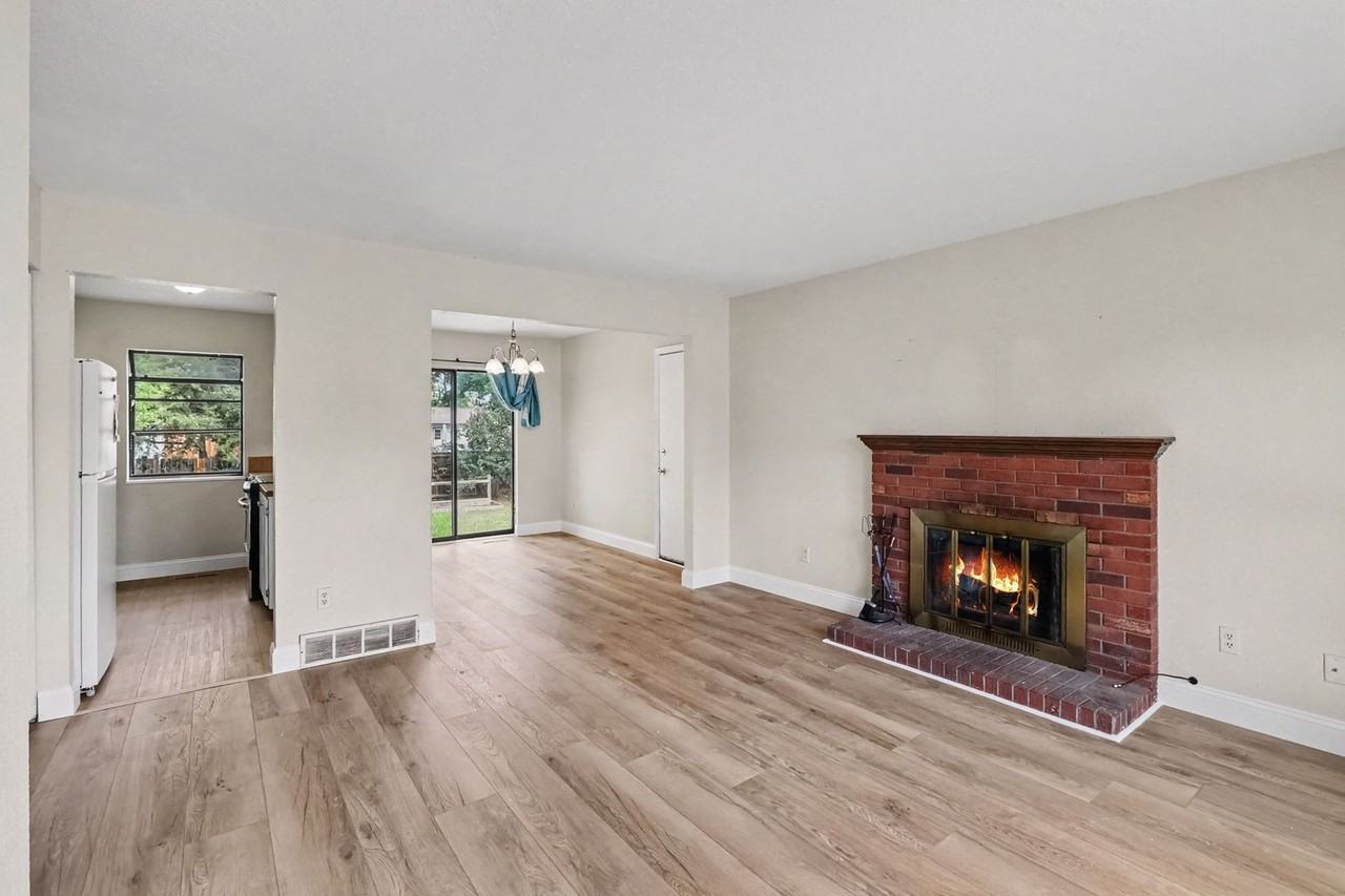 906 Mansfield Dr - Photo 3 of 20