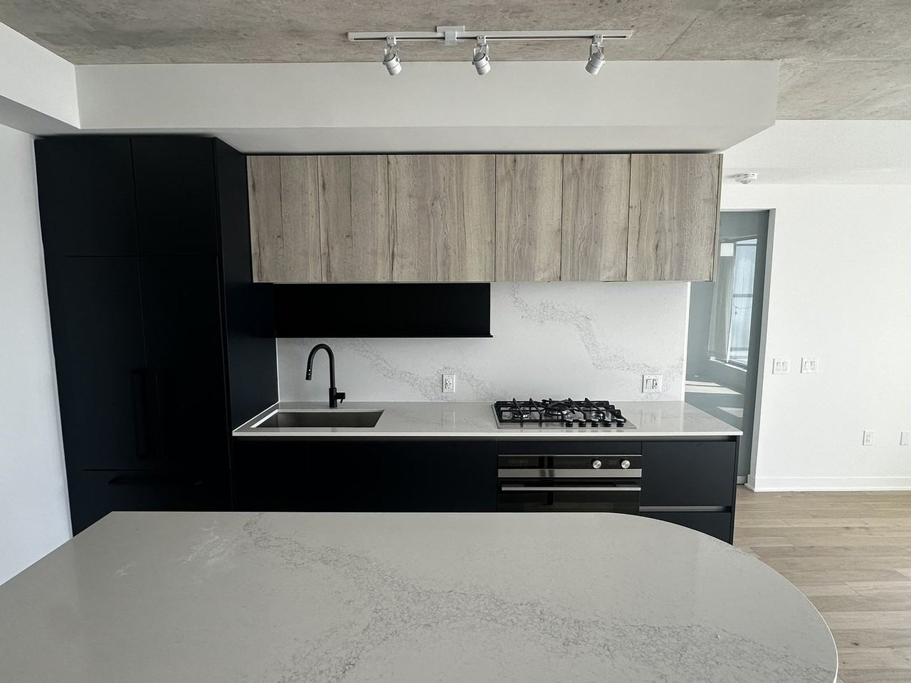 2625 Dundas St W - Photo 5 of 12