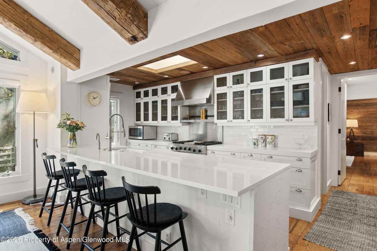 901 W Francis St - Photo 6 of 32