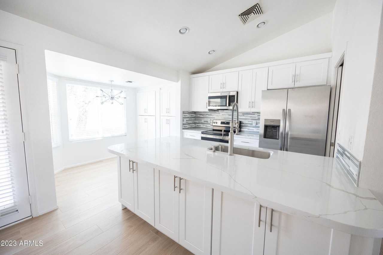 1027 E Hearne Way - Photo 2 of 18