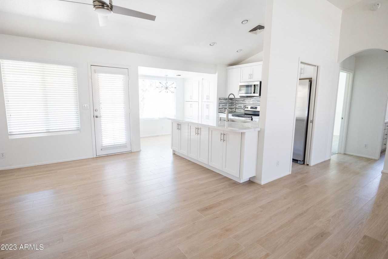 1027 E Hearne Way - Photo 5 of 18