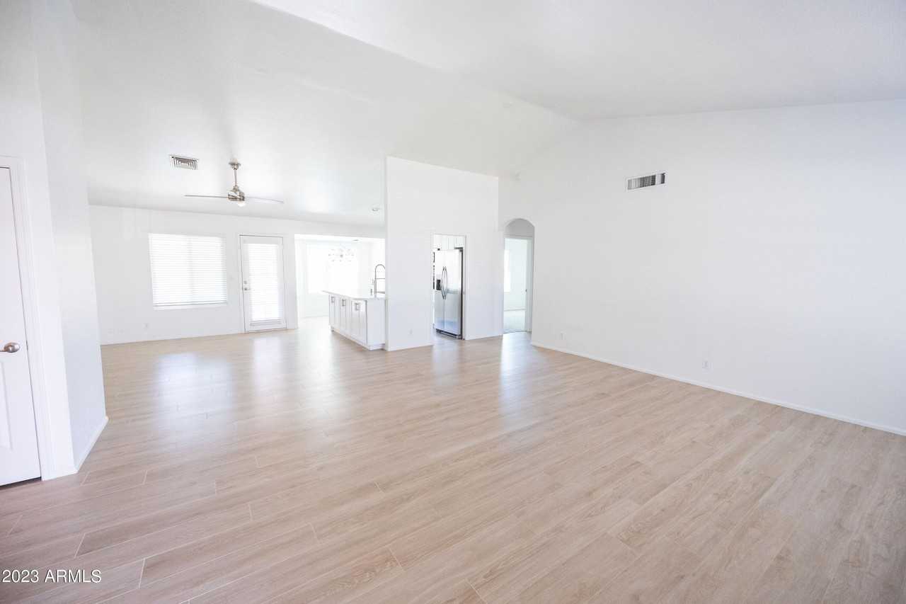 1027 E Hearne Way - Photo 6 of 18