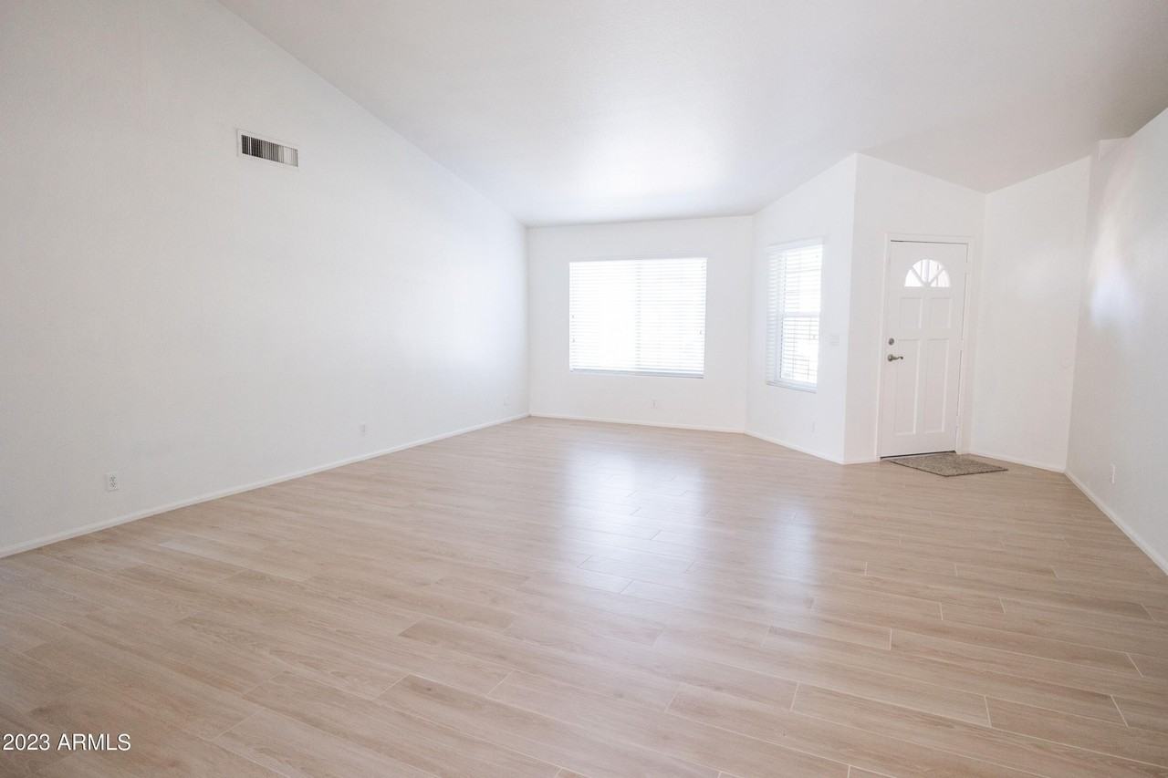 1027 E Hearne Way - Photo 7 of 18