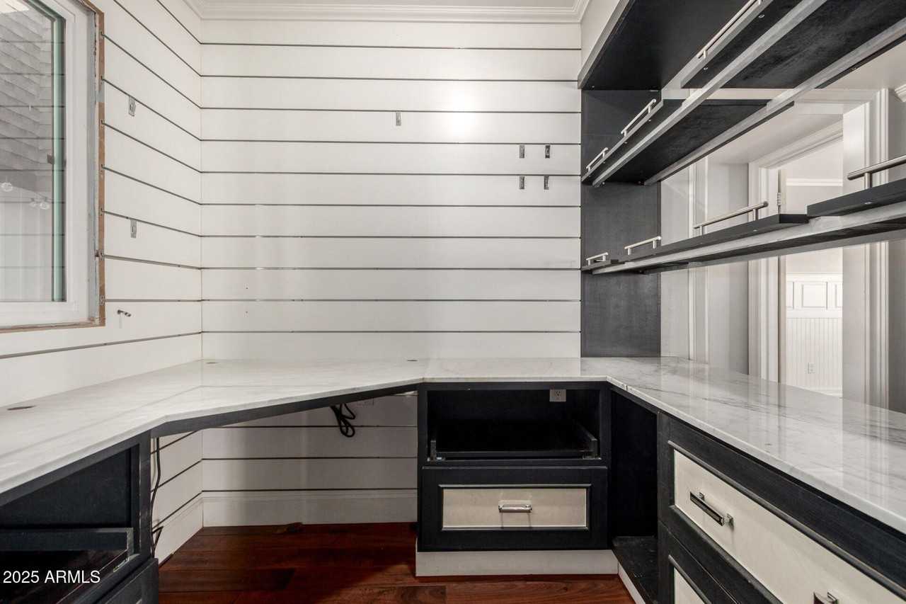 4613 N 31st Way - Photo 7 of 37