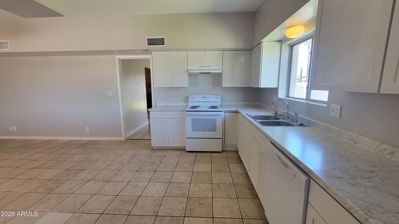 464 E Nelson Dr - Photo 2 of 17