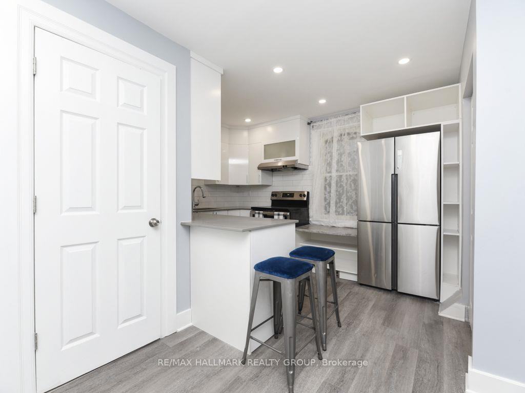 5 Bedroom Total  Main Floor + Basement Apartment — Sandy Hill, Ottawa - Photo 3 of 12