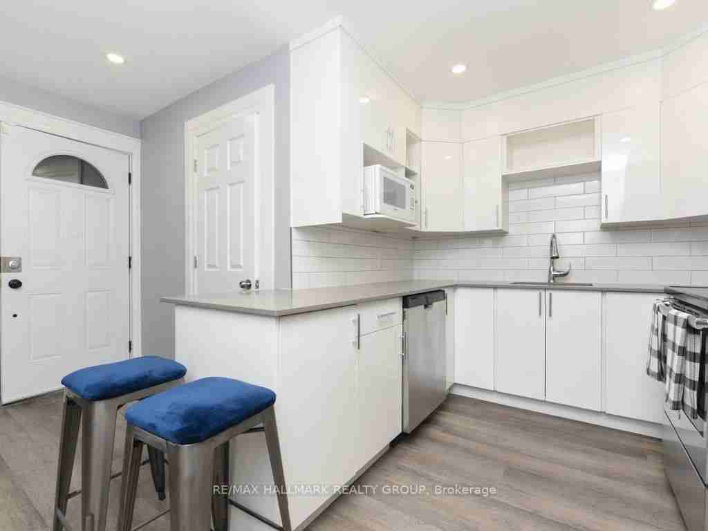 5 Bedroom Total  Main Floor + Basement Apartment — Sandy Hill, Ottawa - Photo 4 of 12