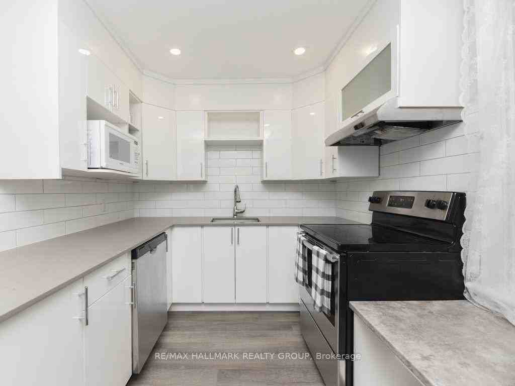 5 Bedroom Total  Main Floor + Basement Apartment — Sandy Hill, Ottawa - Photo 5 of 12
