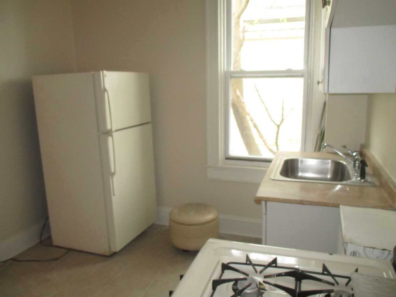 902 W 37th St - Photo 3 of 12