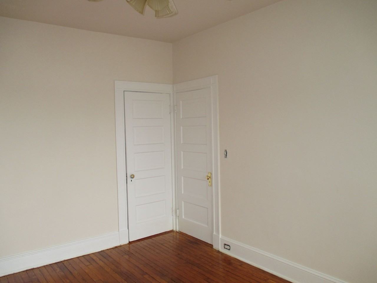 902 W 37th St - Photo 4 of 12