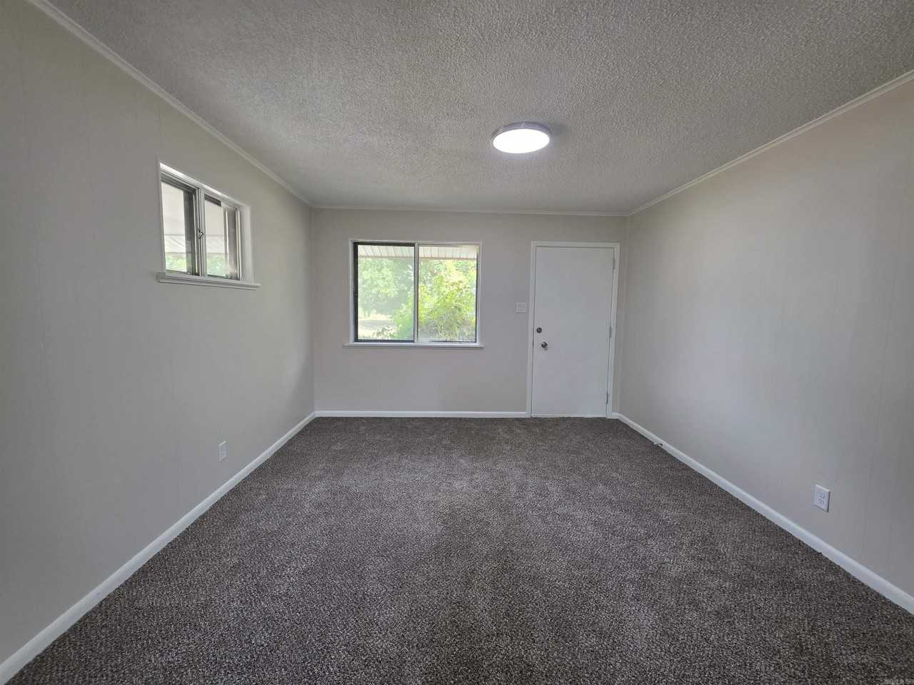 909 Graham Ave - Photo 2 of 12
