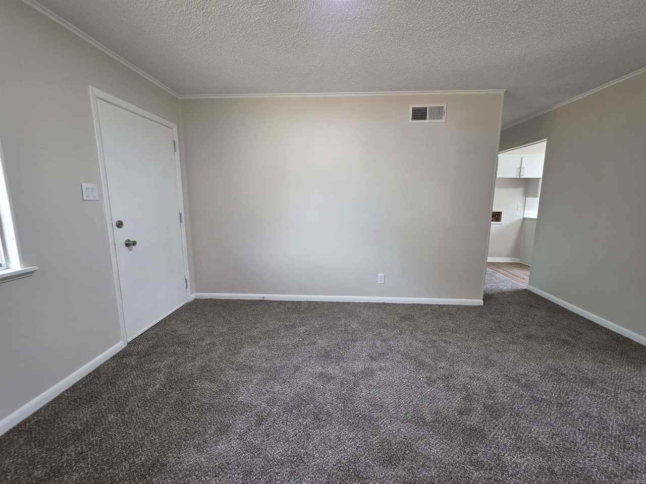 909 Graham Ave - Photo 3 of 12