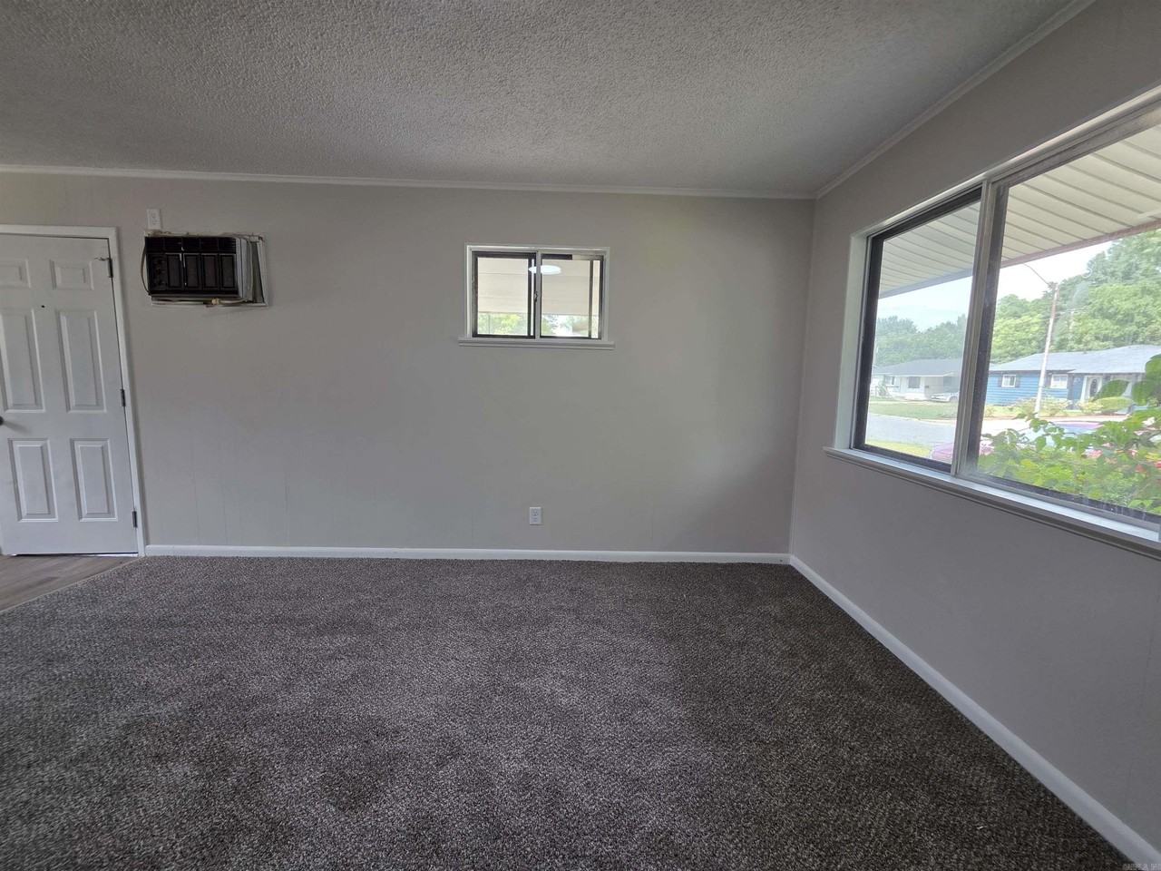 909 Graham Ave - Photo 4 of 12