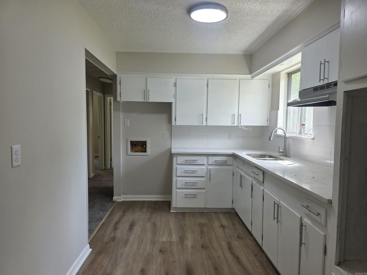 909 Graham Ave - Photo 5 of 12