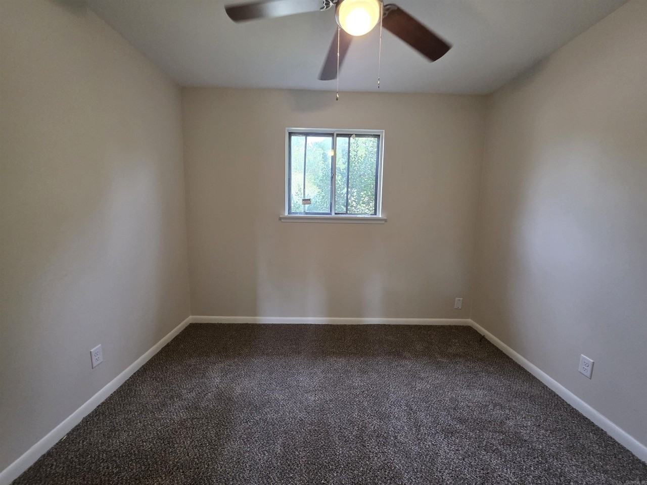 909 Graham Ave - Photo 7 of 12