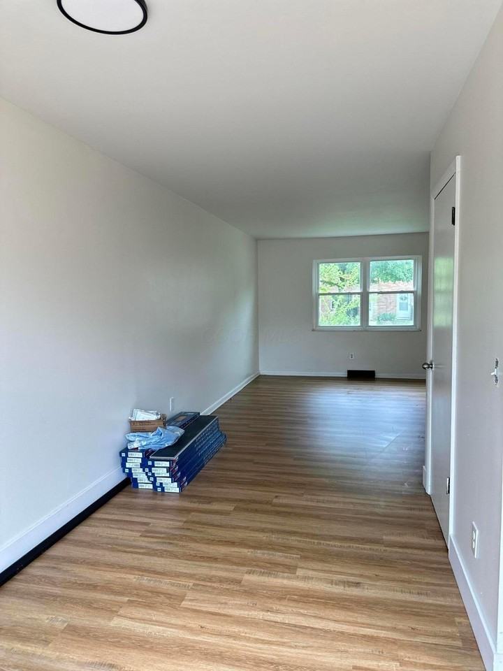 1133 Mccarley Dr E - Photo 3 of 11