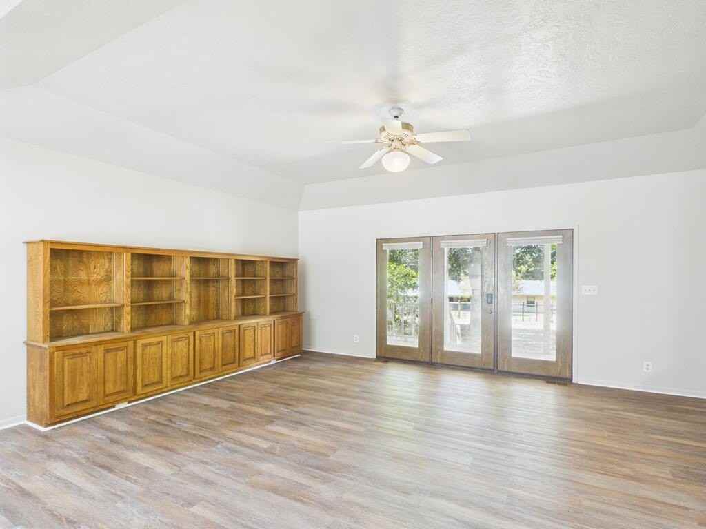 1018 Avenue B - Photo 4 of 22